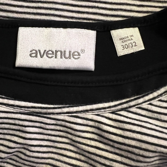Avenue Women’s 2 layered knit shirt. Black & white. - Picture 2 of 2